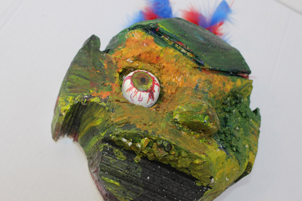 Masque en polystyrène fabriqué dans le cadre d'un cours et pour une représentation théatrale